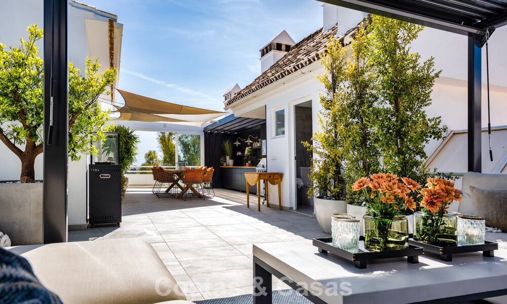 Penthouse en première ligne de golf avec vue sur le golf et la mer à vendre dans une communauté fermée de Nueva Andalucia, Marbella 779088