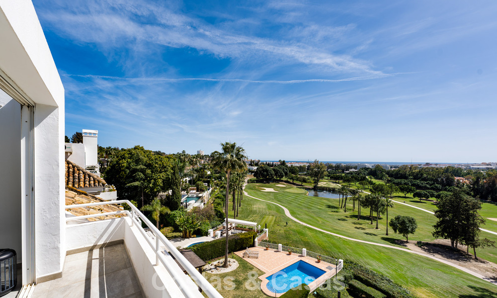 Penthouse en première ligne de golf avec vue sur le golf et la mer à vendre dans une communauté fermée de Nueva Andalucia, Marbella 779089