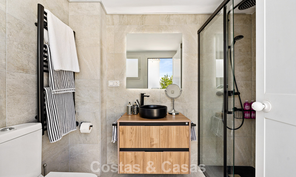 Penthouse en première ligne de golf avec vue sur le golf et la mer à vendre dans une communauté fermée de Nueva Andalucia, Marbella 779090