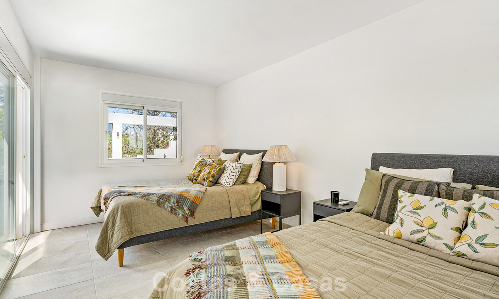 Penthouse en première ligne de golf avec vue sur le golf et la mer à vendre dans une communauté fermée de Nueva Andalucia, Marbella 779091