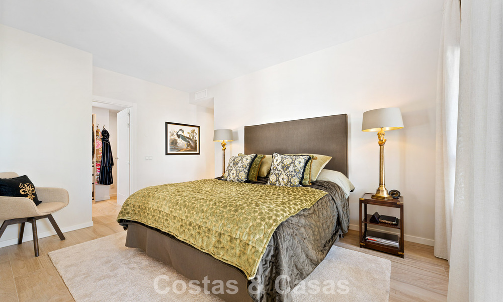 Penthouse en première ligne de golf avec vue sur le golf et la mer à vendre dans une communauté fermée de Nueva Andalucia, Marbella 779096