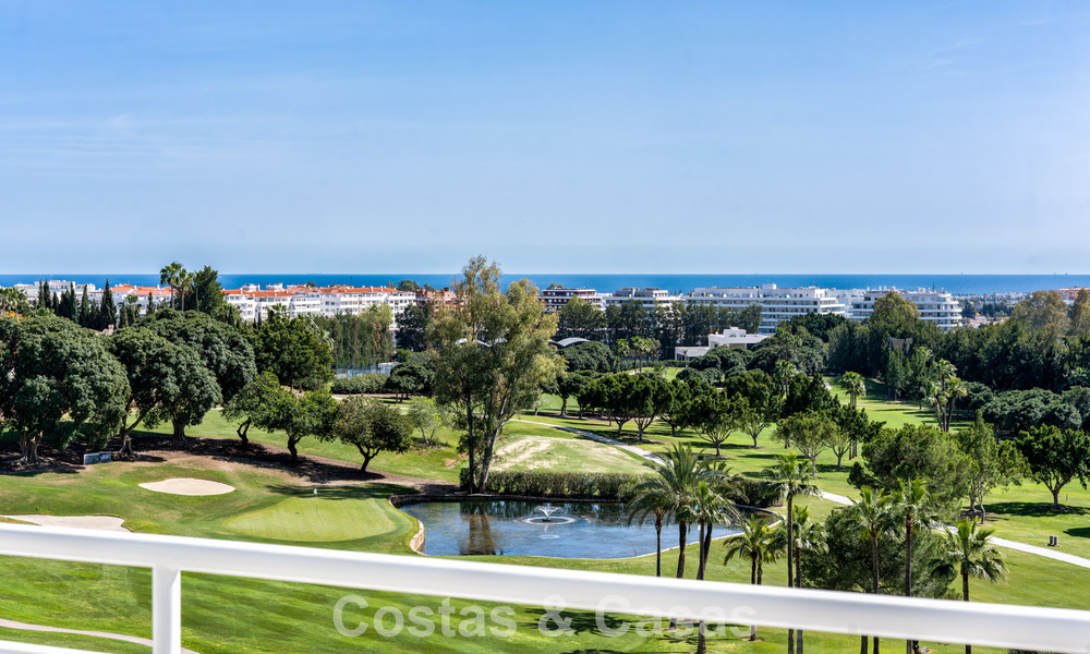Penthouse en première ligne de golf avec vue sur le golf et la mer à vendre dans une communauté fermée de Nueva Andalucia, Marbella 779098