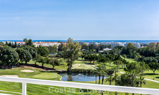Penthouse en première ligne de golf avec vue sur le golf et la mer à vendre dans une communauté fermée de Nueva Andalucia, Marbella 779098 