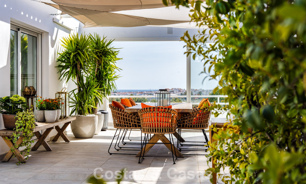 Penthouse en première ligne de golf avec vue sur le golf et la mer à vendre dans une communauté fermée de Nueva Andalucia, Marbella 779099