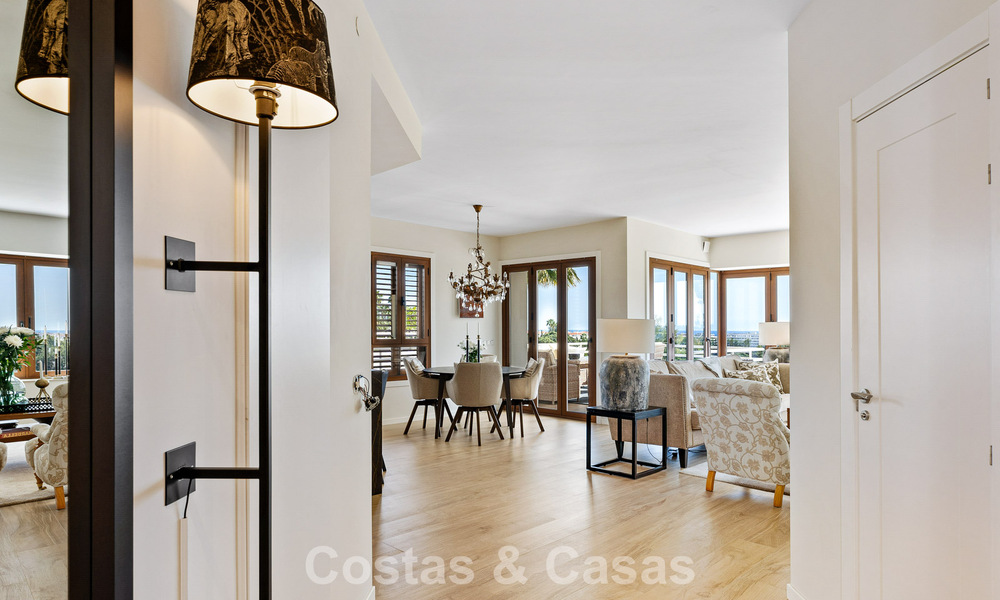 Penthouse en première ligne de golf avec vue sur le golf et la mer à vendre dans une communauté fermée de Nueva Andalucia, Marbella 779100