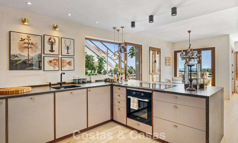 Penthouse en première ligne de golf avec vue sur le golf et la mer à vendre dans une communauté fermée de Nueva Andalucia, Marbella 779101