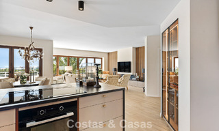 Penthouse en première ligne de golf avec vue sur le golf et la mer à vendre dans une communauté fermée de Nueva Andalucia, Marbella 779102 