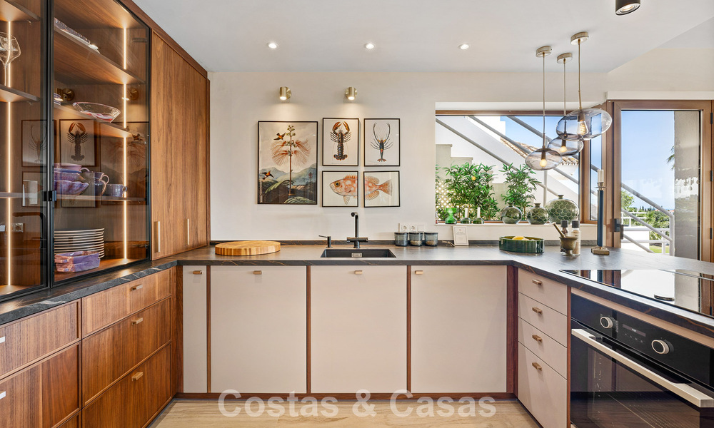 Penthouse en première ligne de golf avec vue sur le golf et la mer à vendre dans une communauté fermée de Nueva Andalucia, Marbella 779104
