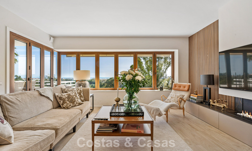 Penthouse en première ligne de golf avec vue sur le golf et la mer à vendre dans une communauté fermée de Nueva Andalucia, Marbella 779105