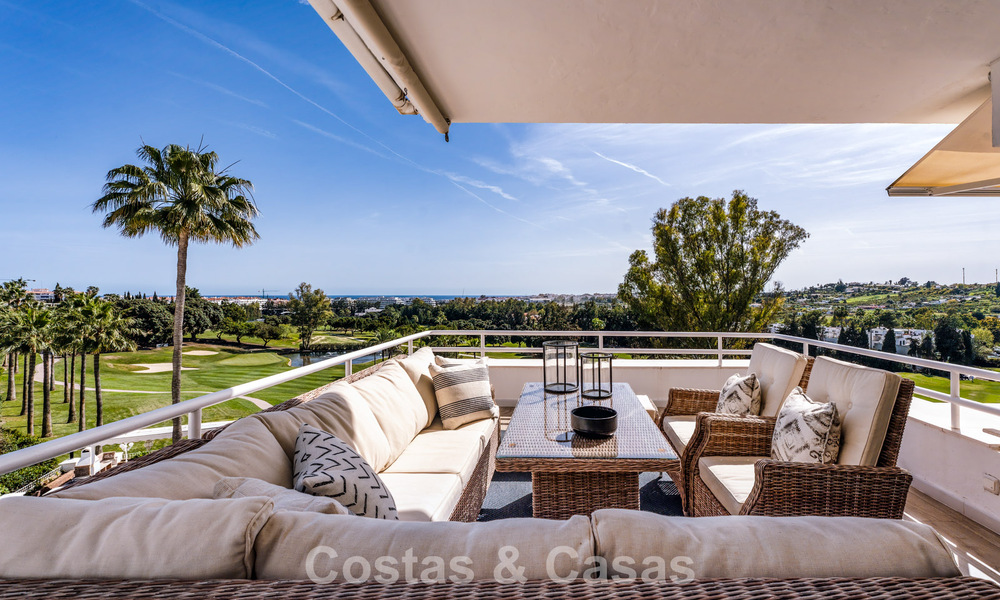 Penthouse en première ligne de golf avec vue sur le golf et la mer à vendre dans une communauté fermée de Nueva Andalucia, Marbella 779108
