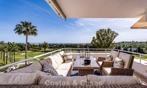 Penthouse en première ligne de golf avec vue sur le golf et la mer à vendre dans une communauté fermée de Nueva Andalucia, Marbella 779108