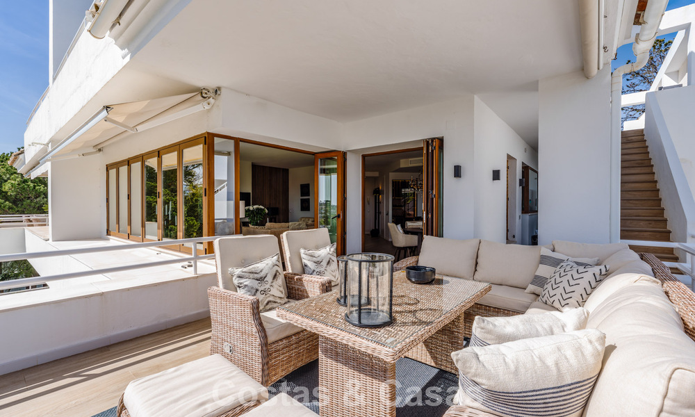 Penthouse en première ligne de golf avec vue sur le golf et la mer à vendre dans une communauté fermée de Nueva Andalucia, Marbella 779109