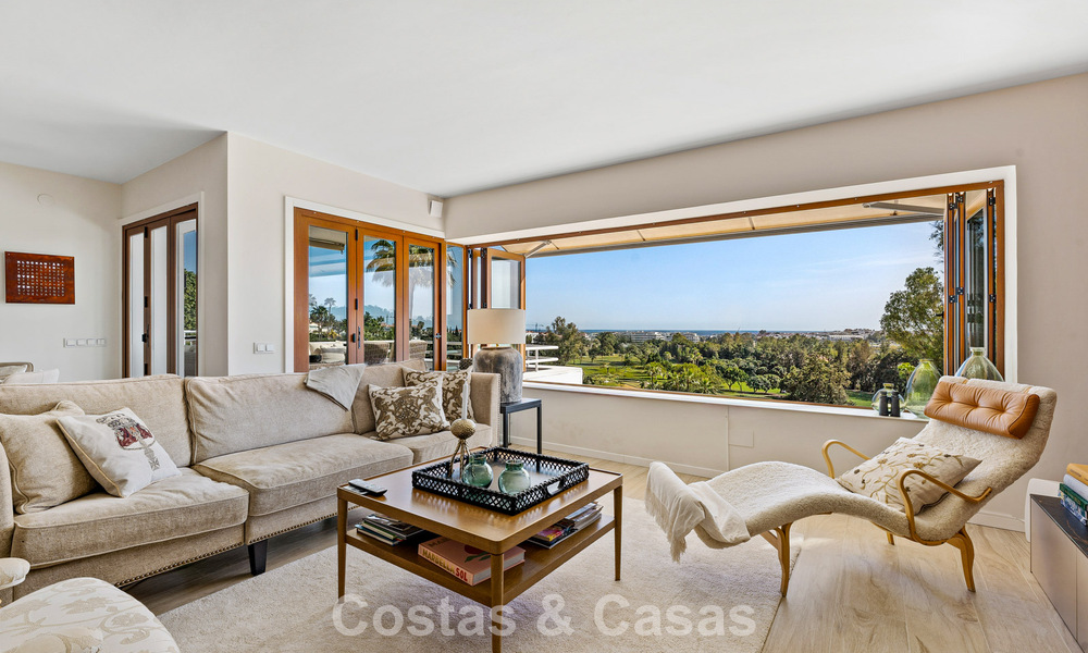 Penthouse en première ligne de golf avec vue sur le golf et la mer à vendre dans une communauté fermée de Nueva Andalucia, Marbella 779110