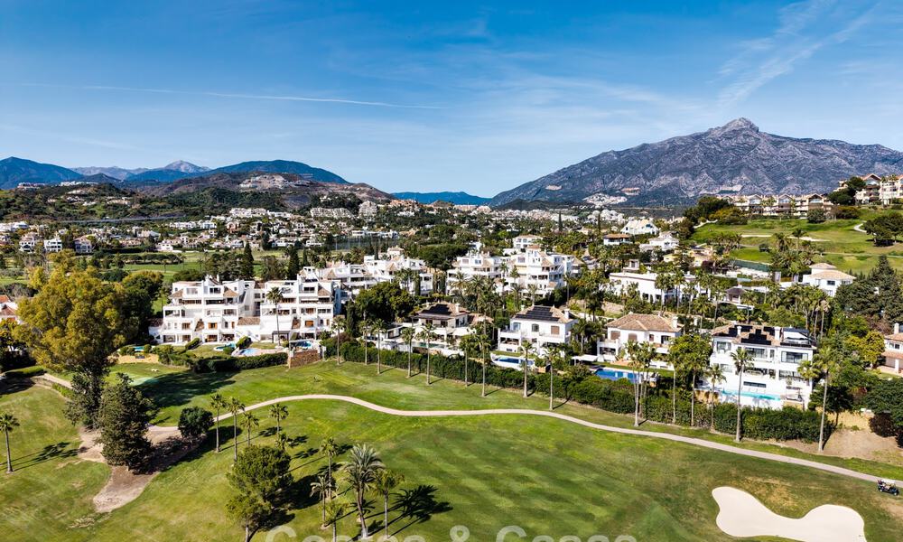 Penthouse en première ligne de golf avec vue sur le golf et la mer à vendre dans une communauté fermée de Nueva Andalucia, Marbella 779111