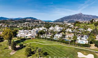 Penthouse en première ligne de golf avec vue sur le golf et la mer à vendre dans une communauté fermée de Nueva Andalucia, Marbella 779111 
