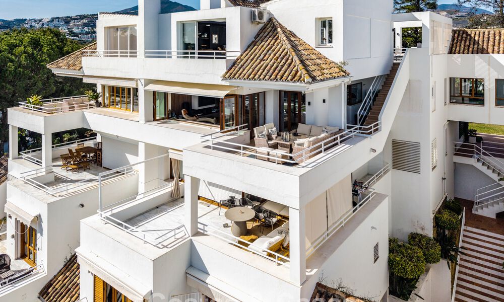 Penthouse en première ligne de golf avec vue sur le golf et la mer à vendre dans une communauté fermée de Nueva Andalucia, Marbella 779113