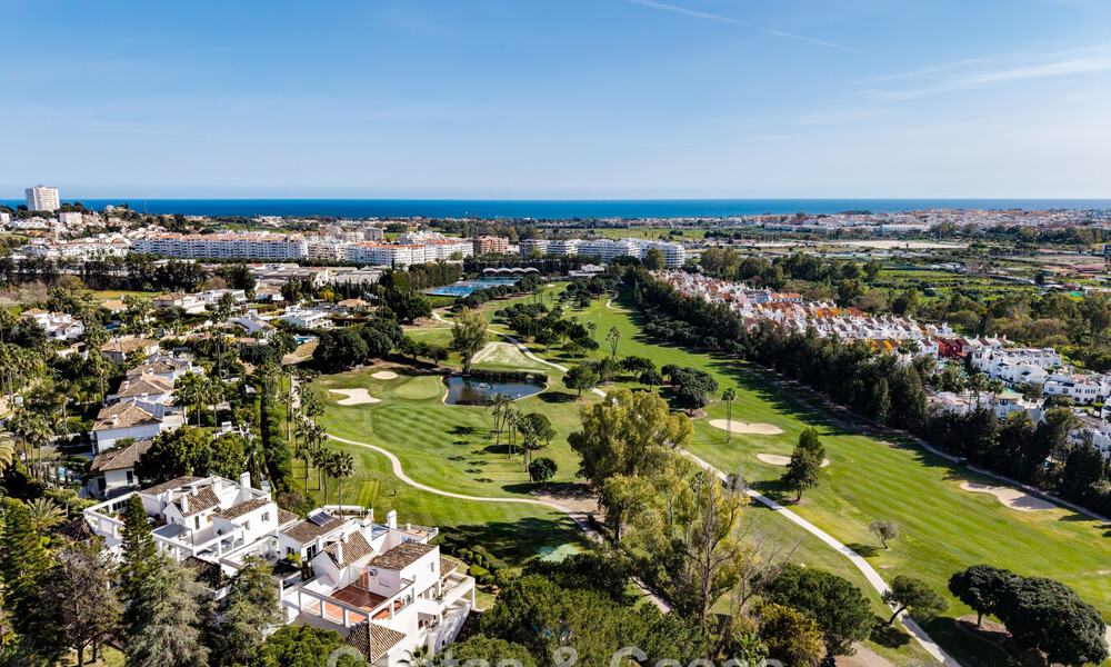 Penthouse en première ligne de golf avec vue sur le golf et la mer à vendre dans une communauté fermée de Nueva Andalucia, Marbella 779114