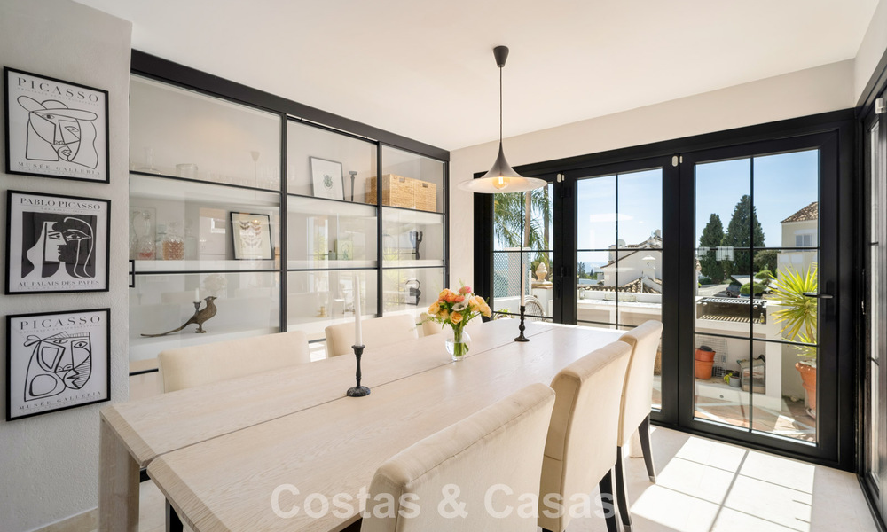 Maison rénovée dans un style andalou intemporel avec vue sur la mer à vendre située sur le Golden Mile de Marbella 778964