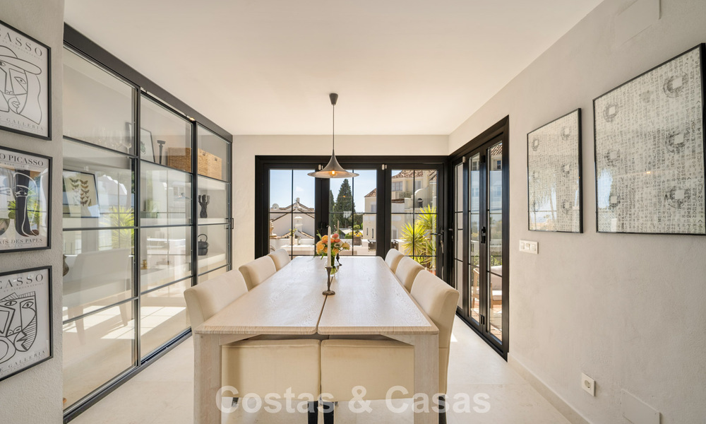 Maison rénovée dans un style andalou intemporel avec vue sur la mer à vendre située sur le Golden Mile de Marbella 778965
