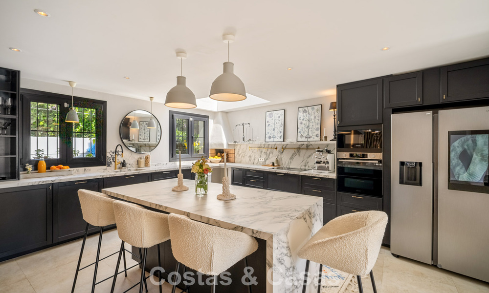 Maison rénovée dans un style andalou intemporel avec vue sur la mer à vendre située sur le Golden Mile de Marbella 778968