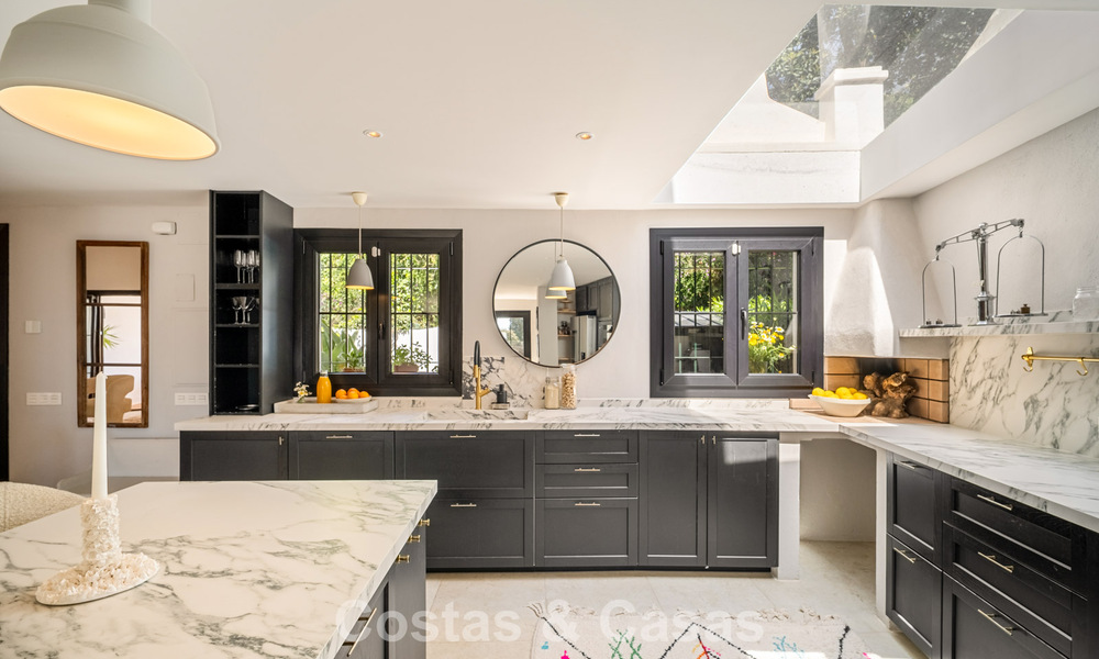 Maison rénovée dans un style andalou intemporel avec vue sur la mer à vendre située sur le Golden Mile de Marbella 778971