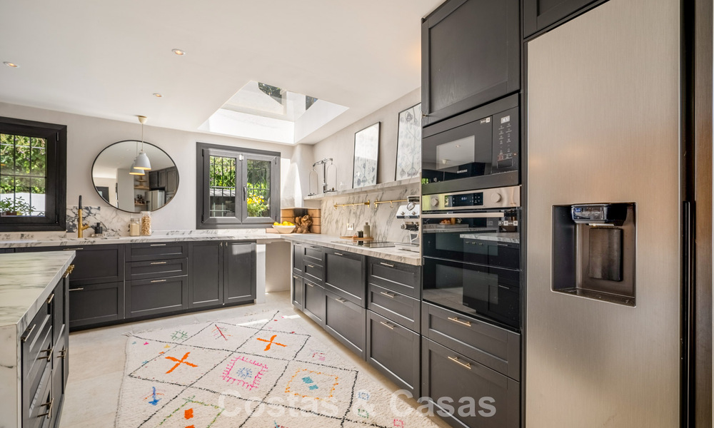 Maison rénovée dans un style andalou intemporel avec vue sur la mer à vendre située sur le Golden Mile de Marbella 778972