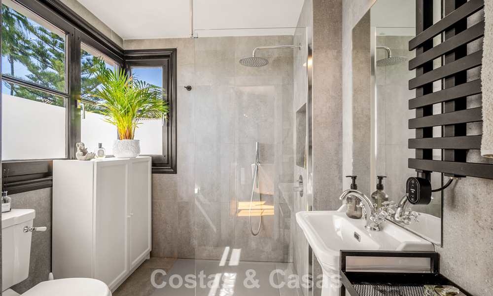 Maison rénovée dans un style andalou intemporel avec vue sur la mer à vendre située sur le Golden Mile de Marbella 778977