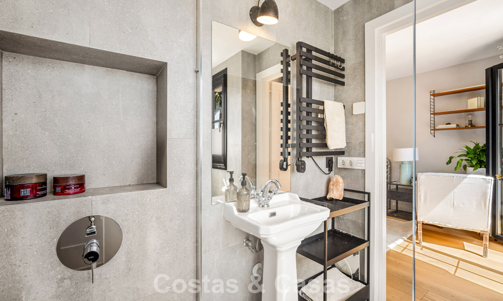 Maison rénovée dans un style andalou intemporel avec vue sur la mer à vendre située sur le Golden Mile de Marbella 778978