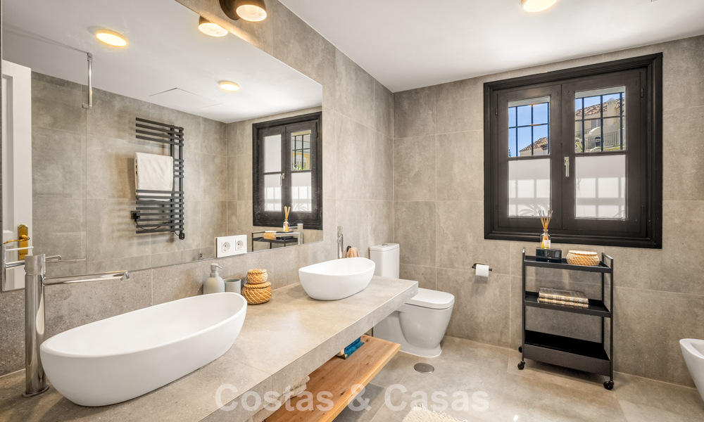 Maison rénovée dans un style andalou intemporel avec vue sur la mer à vendre située sur le Golden Mile de Marbella 778985