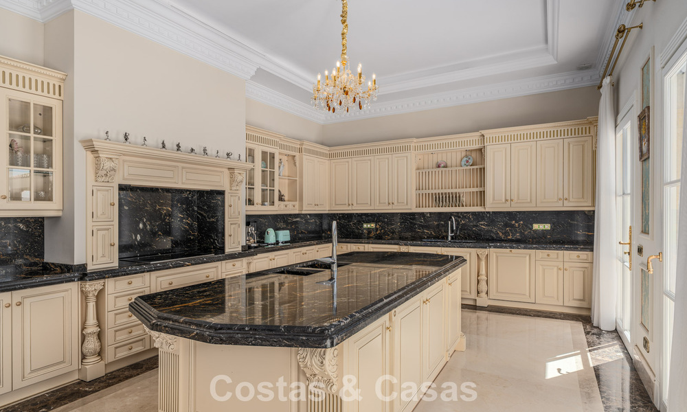 Remarquable palais présidentiel à vendre dans la prestigieuse communauté fermée de Sierra Blanca à Marbella 779323