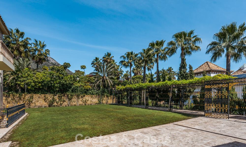 Remarquable palais présidentiel à vendre dans la prestigieuse communauté fermée de Sierra Blanca à Marbella 779338
