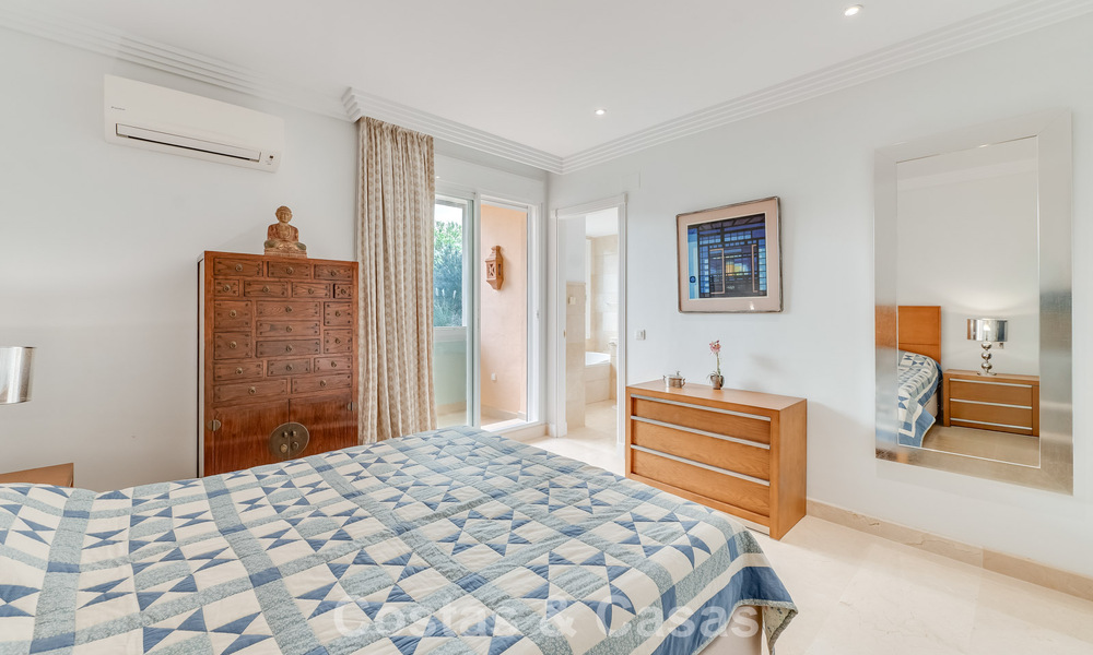 Appartement d'angle spacieux avec vue panoramique à vendre dans les collines de Nueva Andalucia, Marbella 779574