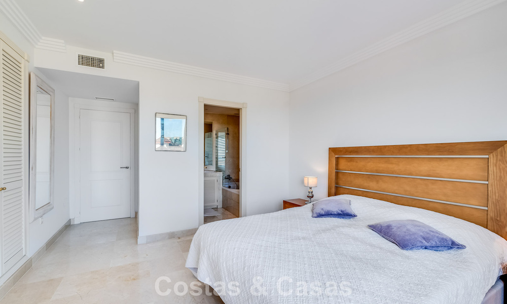 Appartement d'angle spacieux avec vue panoramique à vendre dans les collines de Nueva Andalucia, Marbella 779579