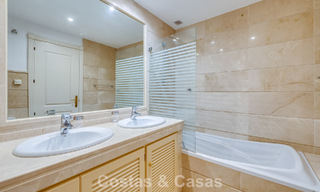 Appartement d'angle spacieux avec vue panoramique à vendre dans les collines de Nueva Andalucia, Marbella 779580 