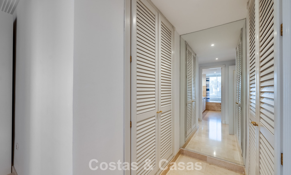 Appartement d'angle spacieux avec vue panoramique à vendre dans les collines de Nueva Andalucia, Marbella 779582