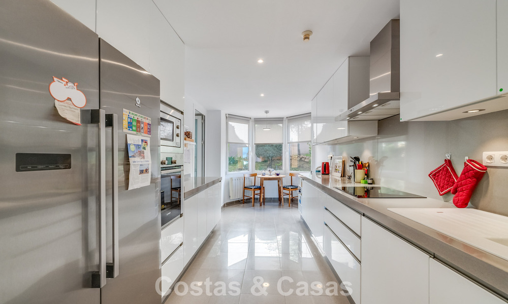 Appartement d'angle spacieux avec vue panoramique à vendre dans les collines de Nueva Andalucia, Marbella 779587