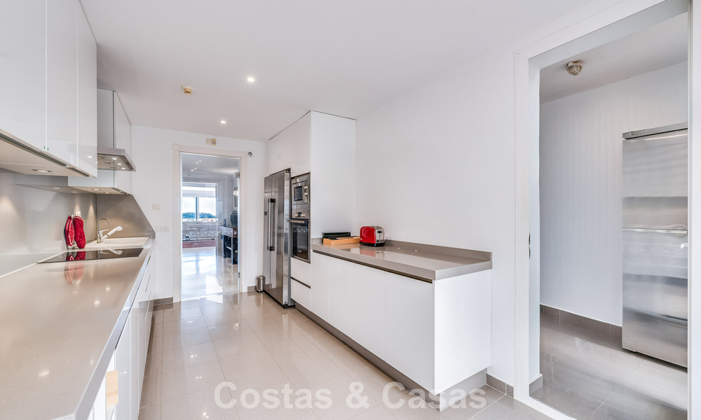 Appartement d'angle spacieux avec vue panoramique à vendre dans les collines de Nueva Andalucia, Marbella 779590