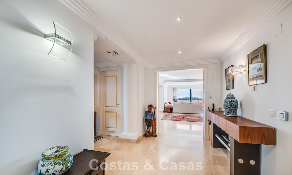 Appartement d'angle spacieux avec vue panoramique à vendre dans les collines de Nueva Andalucia, Marbella 779591