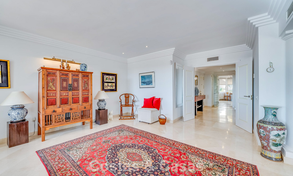 Appartement d'angle spacieux avec vue panoramique à vendre dans les collines de Nueva Andalucia, Marbella 779595