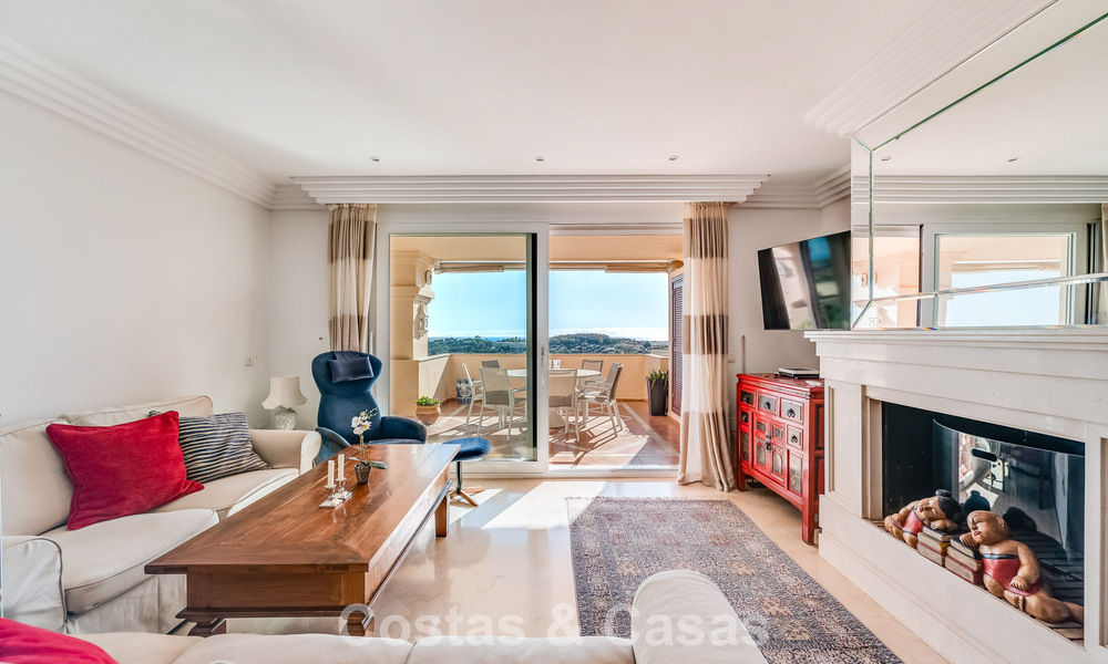 Appartement d'angle spacieux avec vue panoramique à vendre dans les collines de Nueva Andalucia, Marbella 779596