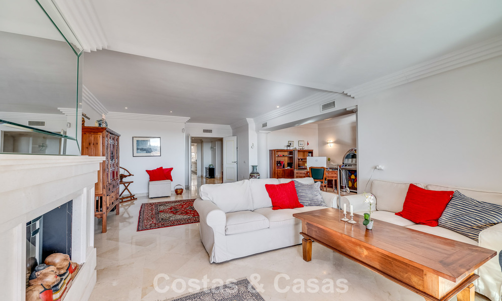 Appartement d'angle spacieux avec vue panoramique à vendre dans les collines de Nueva Andalucia, Marbella 779598