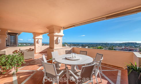 Appartement d'angle spacieux avec vue panoramique à vendre dans les collines de Nueva Andalucia, Marbella 779599