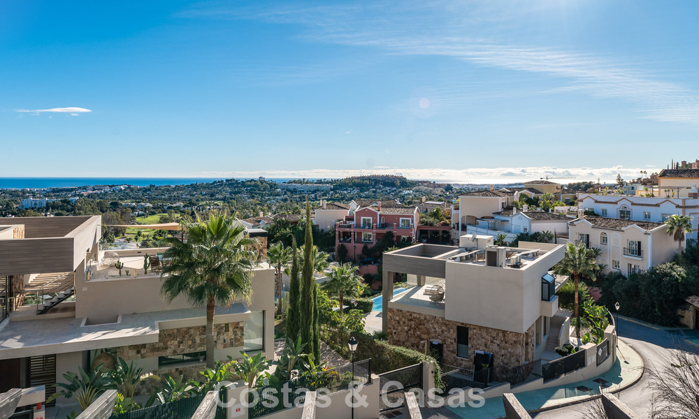 Appartement d'angle spacieux avec vue panoramique à vendre dans les collines de Nueva Andalucia, Marbella 779601