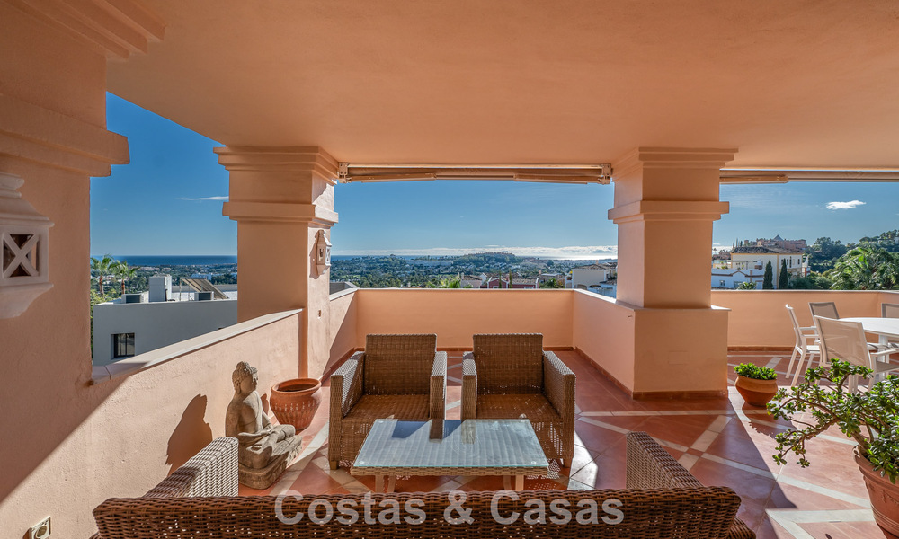 Appartement d'angle spacieux avec vue panoramique à vendre dans les collines de Nueva Andalucia, Marbella 779604
