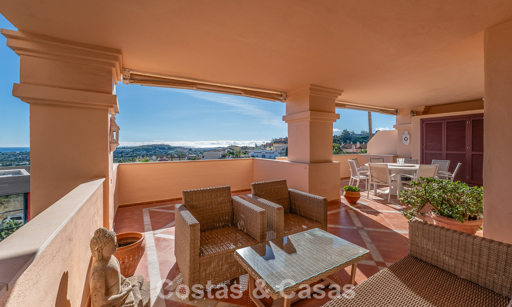 Appartement d'angle spacieux avec vue panoramique à vendre dans les collines de Nueva Andalucia, Marbella 779607