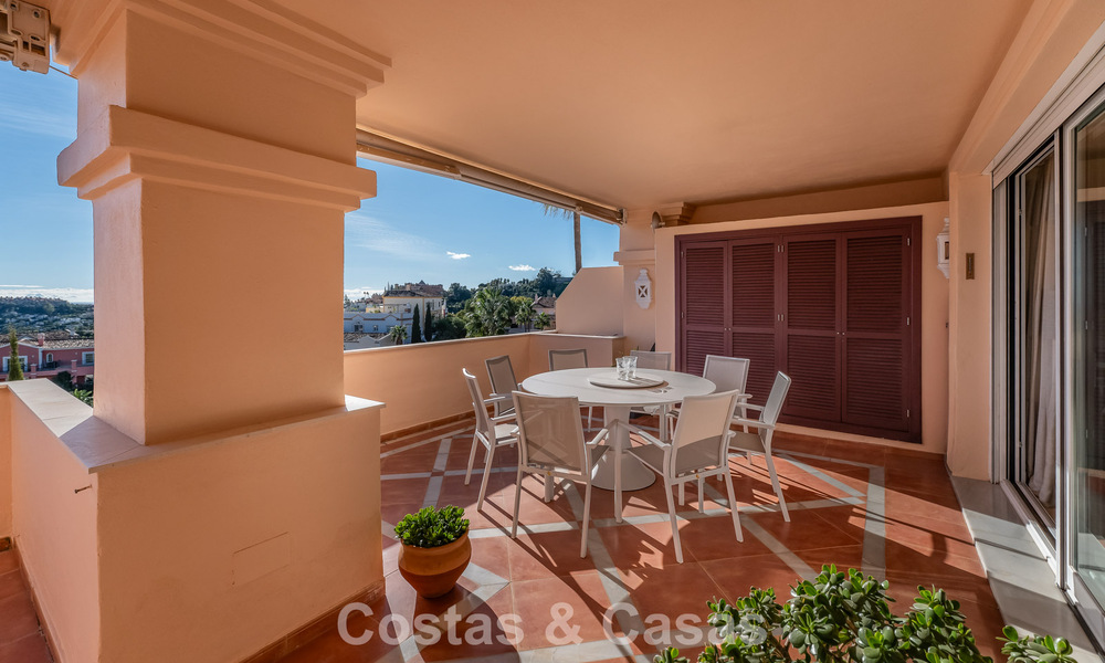 Appartement d'angle spacieux avec vue panoramique à vendre dans les collines de Nueva Andalucia, Marbella 779608