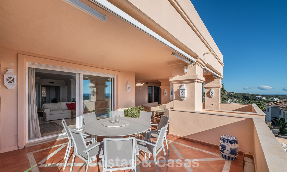 Appartement d'angle spacieux avec vue panoramique à vendre dans les collines de Nueva Andalucia, Marbella 779611