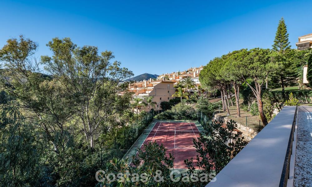 Appartement d'angle spacieux avec vue panoramique à vendre dans les collines de Nueva Andalucia, Marbella 779616