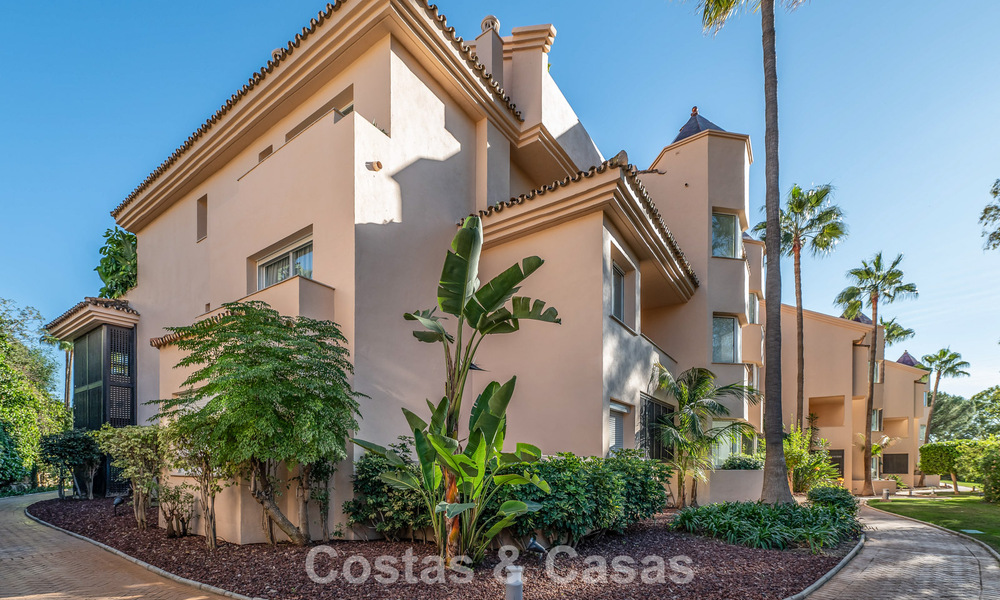 Appartement d'angle spacieux avec vue panoramique à vendre dans les collines de Nueva Andalucia, Marbella 779621