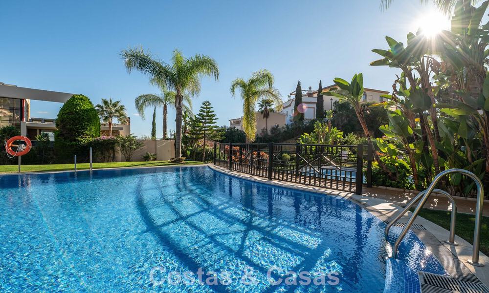 Appartement d'angle spacieux avec vue panoramique à vendre dans les collines de Nueva Andalucia, Marbella 779623